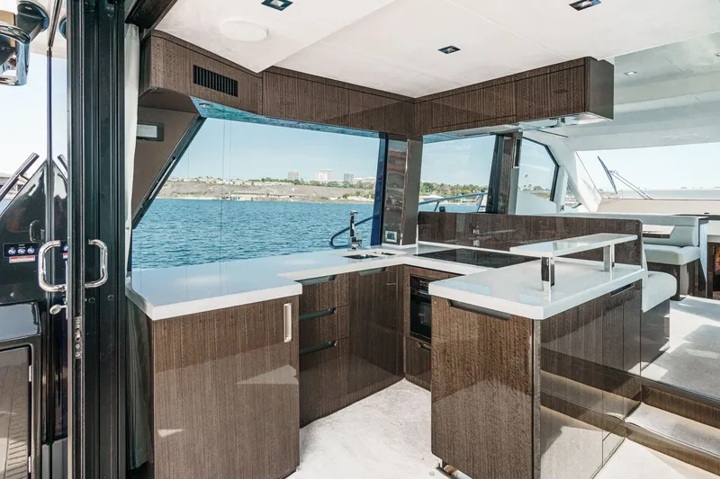 Slide: The Image of Galeon 500 Fly 2024 - 8