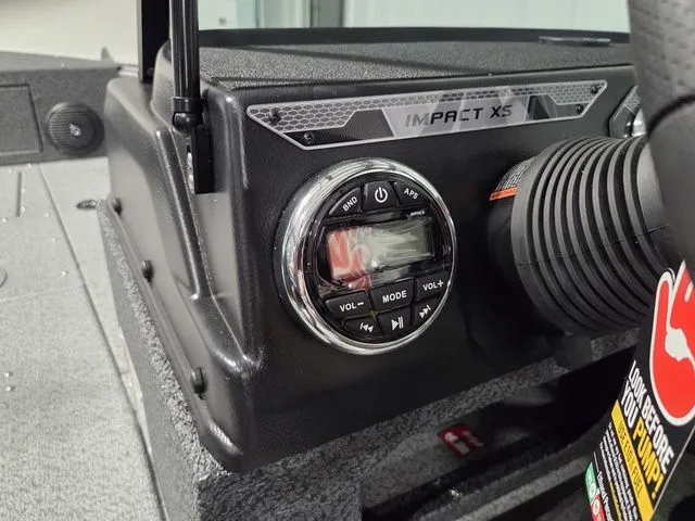 Slide: The Image of Lund 1775 Impact XS Sport 2026 - 18