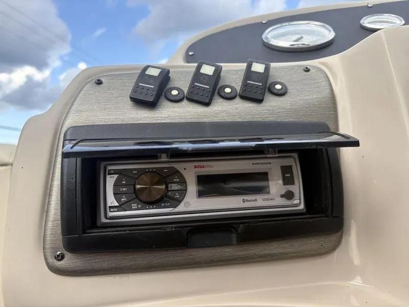 Slide: The Image of 2006 Sylvan 8522 Signature dashboard with stereo system and remote controls. - 13