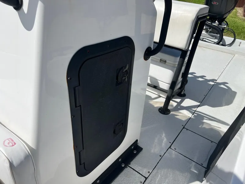 Slide: The Image of 1989 Boston Whaler 23 Guardian boat interior with storage compartment and seating. - 9