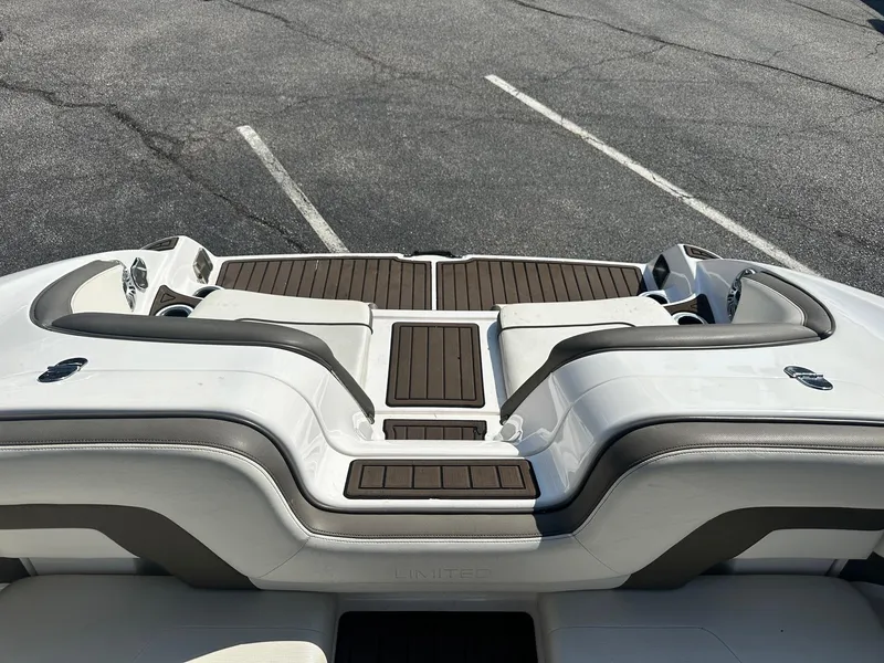 Slide: The Image of 2016 Yamaha Boats 242 Limited S E-Series swim platform with cushioned seating. - 11