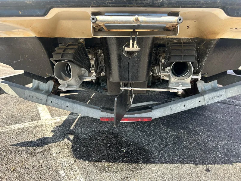 Slide: The Image of Rear view of 2016 Yamaha Boats 242 Limited S E-Series jet propulsion system. - 14