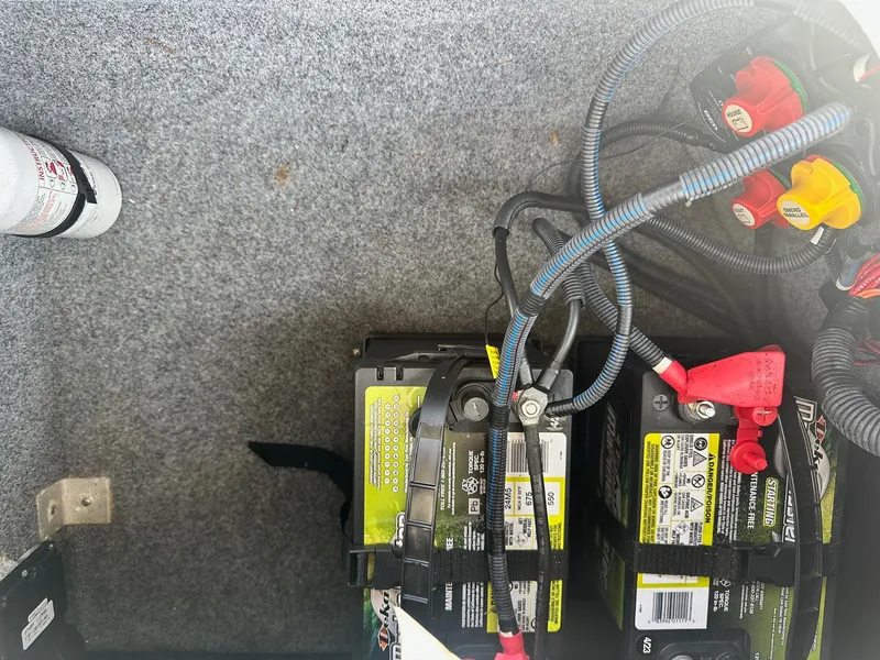 Slide: The Image of Battery compartment of a 2016 Yamaha Boats 242 Limited S E-Series. - 18