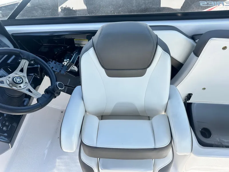 Slide: The Image of Captain's seat and steering wheel of 2016 Yamaha Boats 242 Limited S E-Series. - 27