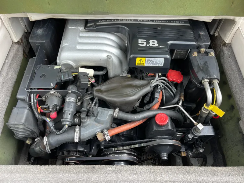 Slide: The Image of 1995 Four Winns 240 Horizon engine with 5.8L multi-port fuel injection system. - 21