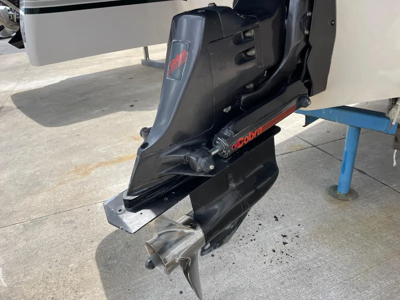 Slide: The Image of 1995 Four Winns 240 Horizon boat with OMC Cobra outdrive on display. - 5