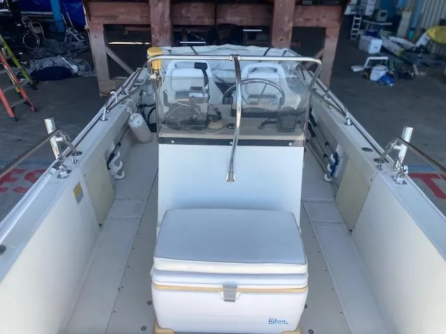 Slide: The Image of 1989 Boston Whaler 20 Outrage boat bow view at dockside. - 12