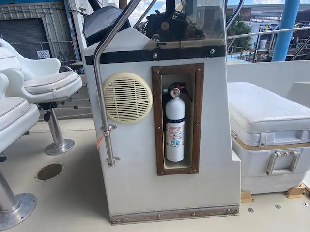Slide: The Image of 1989 Boston Whaler 20 Outrage boat interior with fire extinguisher and seating. - 19