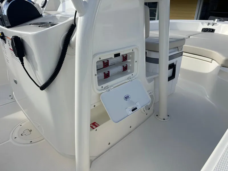 Slide: The Image of Boston Whaler 190 Montauk 2026 - 11