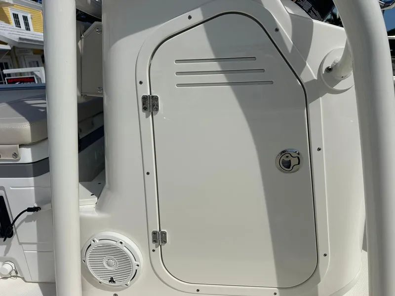 Slide: The Image of Boston Whaler 190 Montauk 2026 - 15