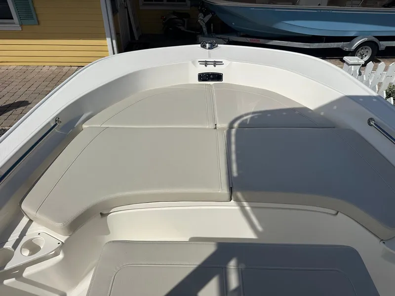 Slide: The Image of Boston Whaler 190 Montauk 2026 - 23
