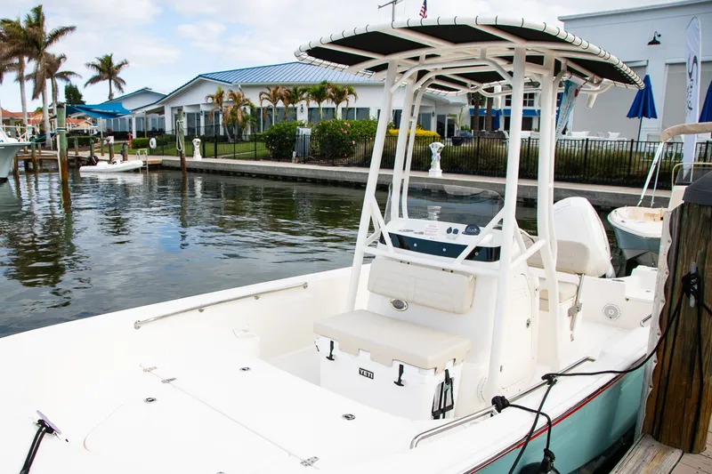 Slide: The Image of Boston Whaler 190 Montauk 2026 - 14