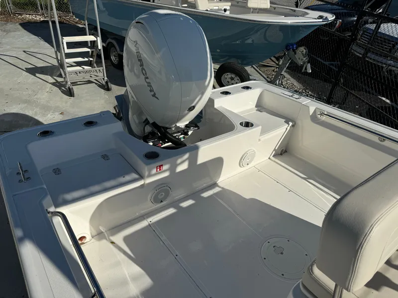 Slide: The Image of Boston Whaler 190 Montauk 2026 - 15