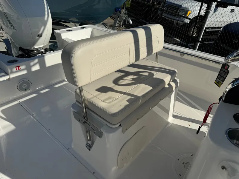 Slide: The Image of Boston Whaler 190 Montauk 2026 - 16
