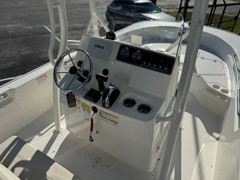 Slide: The Image of Boston Whaler 190 Montauk 2026 - 17