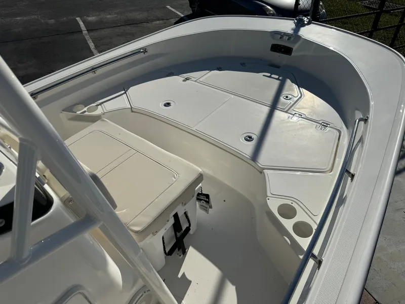 Slide: The Image of Boston Whaler 190 Montauk 2026 - 19