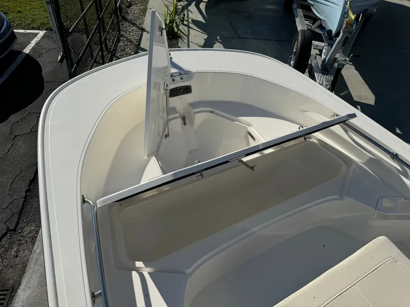 Slide: The Image of Boston Whaler 190 Montauk 2026 - 21