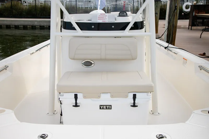 Slide: The Image of Boston Whaler 190 Montauk 2026 - 9