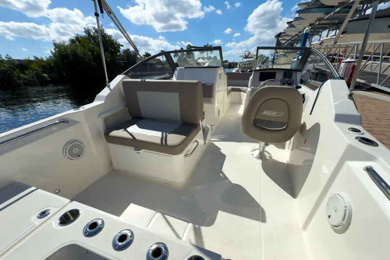Slide: The Image of Boston Whaler 210 Vantage 2026 - 5