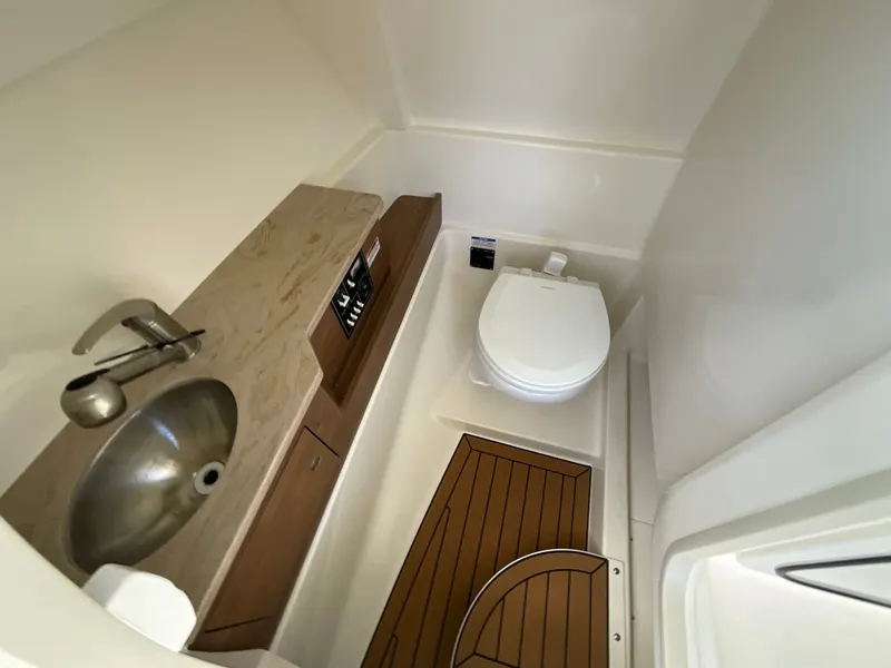 Slide: The Image of Boston Whaler 280 Vantage 2026 - 10