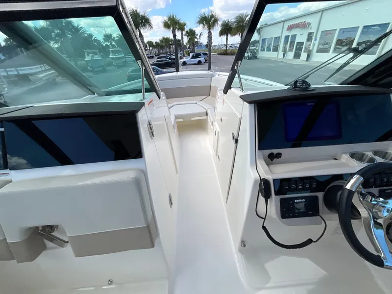 Slide: The Image of Boston Whaler 280 Vantage 2026 - 13
