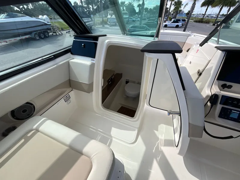 Slide: The Image of Boston Whaler 280 Vantage 2026 - 14