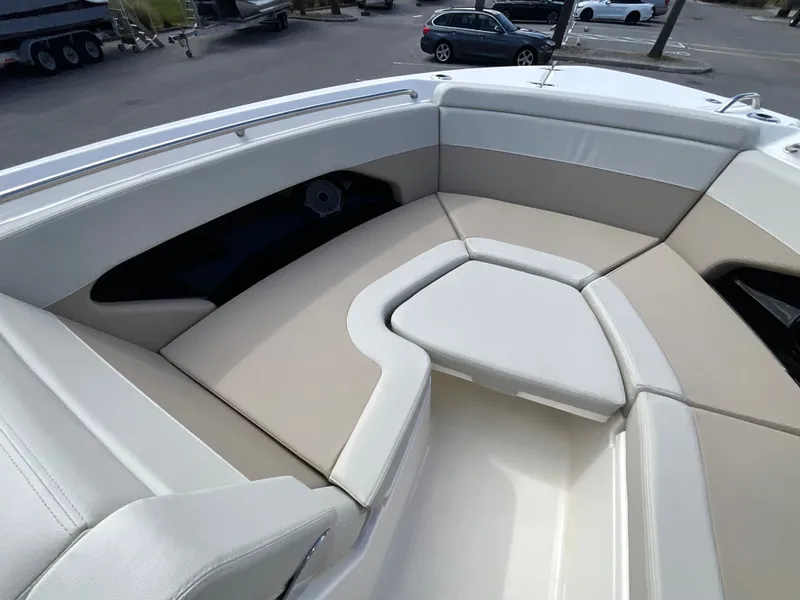 Slide: The Image of Boston Whaler 280 Vantage 2026 - 6