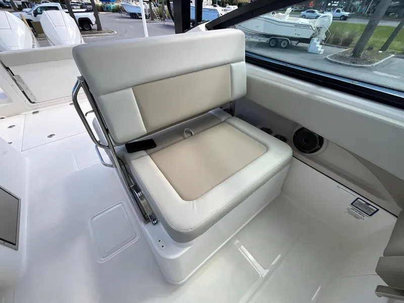 Slide: The Image of Boston Whaler 280 Vantage 2026 - 8