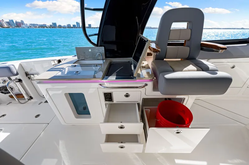 Slide: The Image of Boston Whaler 380 Realm 2026 - 15