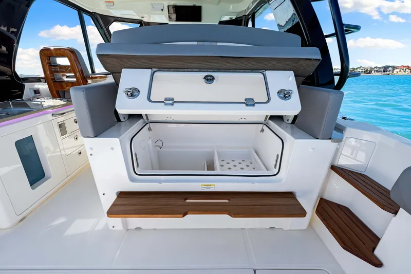Slide: The Image of Boston Whaler 380 Realm 2026 - 16