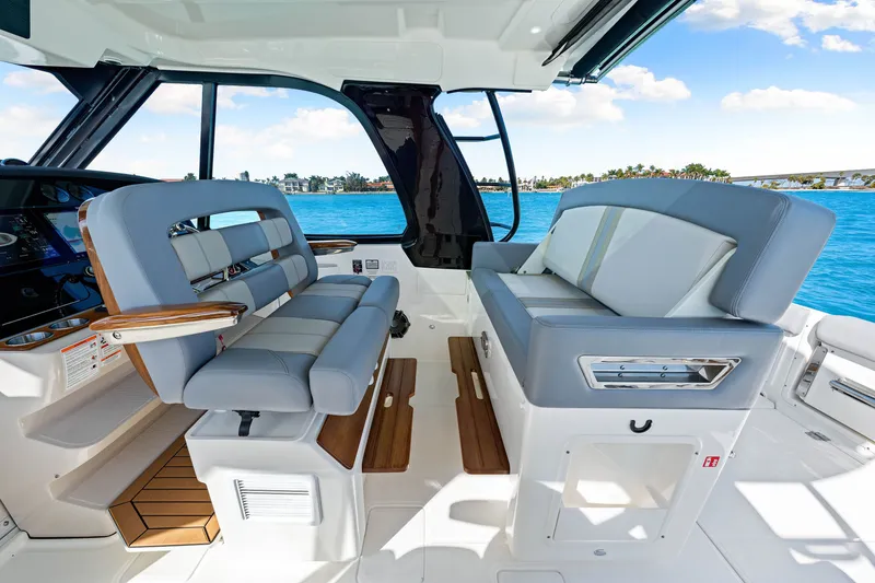Slide: The Image of Boston Whaler 380 Realm 2026 - 19