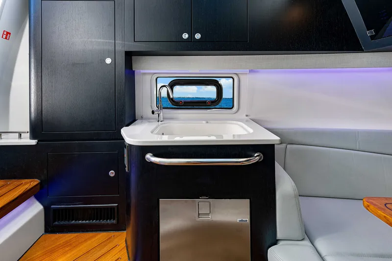 Slide: The Image of Boston Whaler 380 Realm 2026 - 66