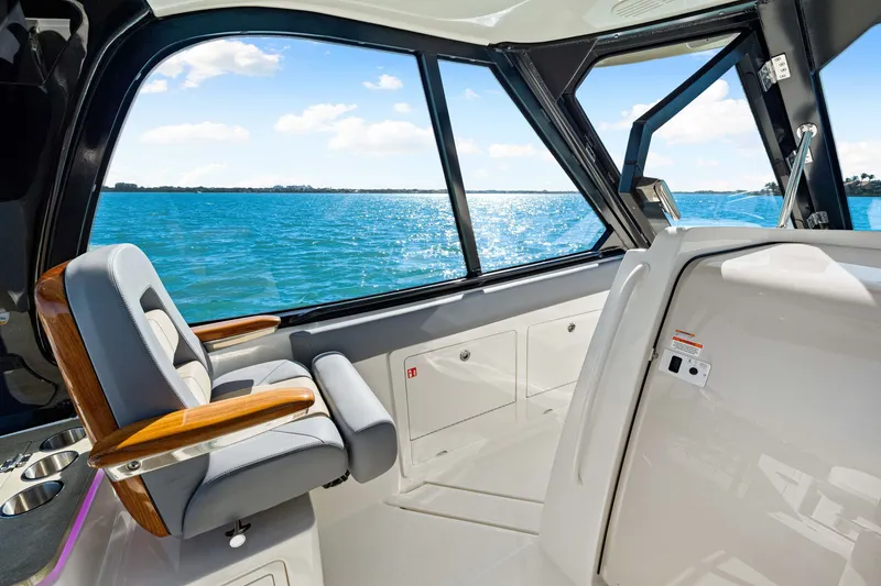 Slide: The Image of Boston Whaler 380 Realm 2026 - 72