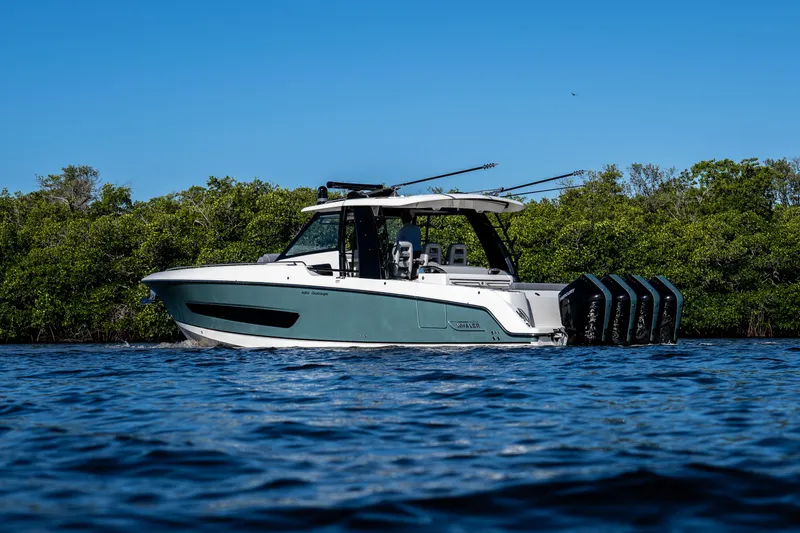 Slide: The Image of Boston Whaler 420 Outrage 2026 - 1