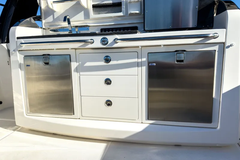 Slide: The Image of Boston Whaler 420 Outrage 2026 - 11