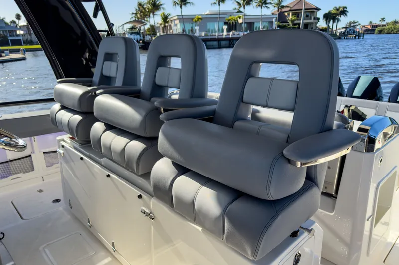 Slide: The Image of Boston Whaler 420 Outrage 2026 - 12