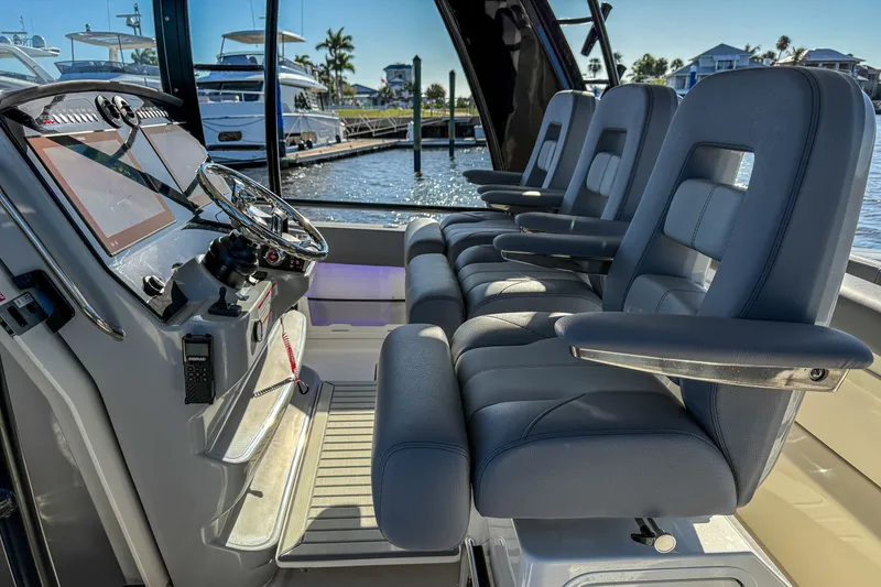 Slide: The Image of Boston Whaler 420 Outrage 2026 - 13