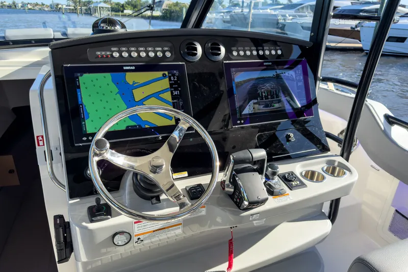 Slide: The Image of Boston Whaler 420 Outrage 2026 - 14