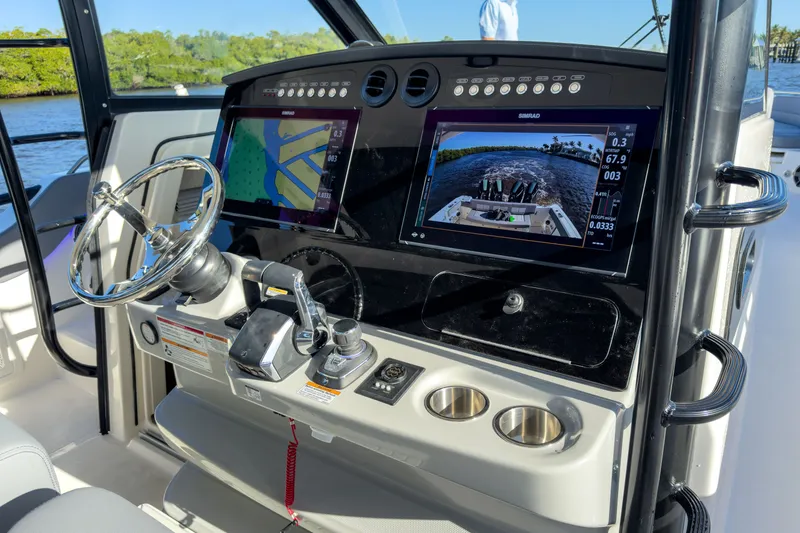 Slide: The Image of Boston Whaler 420 Outrage 2026 - 15