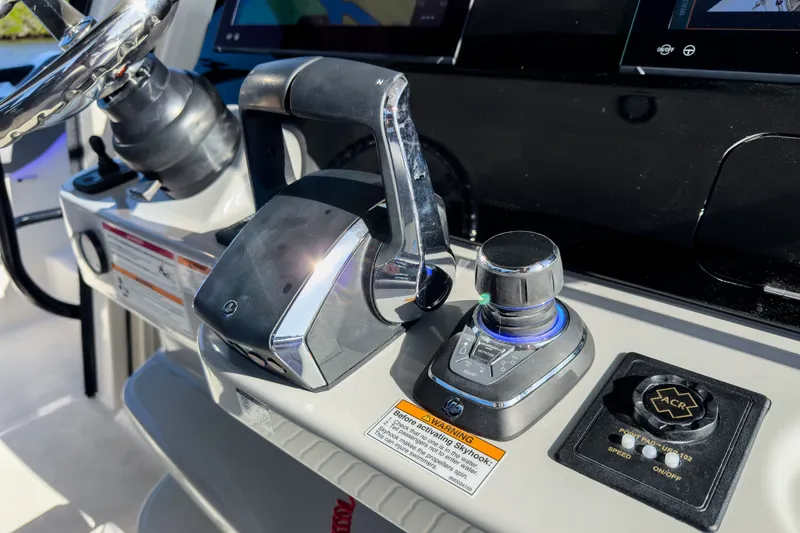 Slide: The Image of Boston Whaler 420 Outrage 2026 - 16