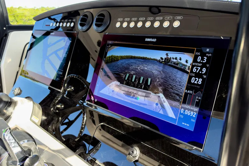 Slide: The Image of Boston Whaler 420 Outrage 2026 - 17