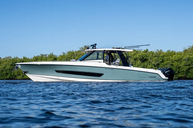 Slide: The Image of Boston Whaler 420 Outrage 2026 - 2