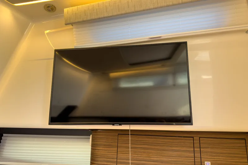 Slide: The Image of Boston Whaler 420 Outrage 2026 - 21