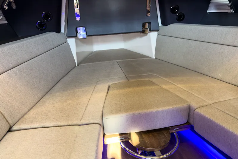 Slide: The Image of Boston Whaler 420 Outrage 2026 - 22