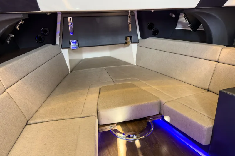 Slide: The Image of Boston Whaler 420 Outrage 2026 - 23