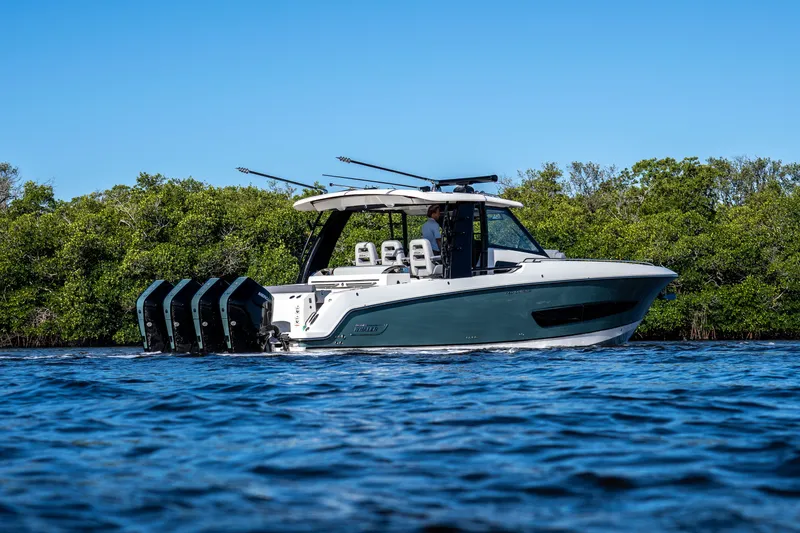 Slide: The Image of Boston Whaler 420 Outrage 2026 - 3