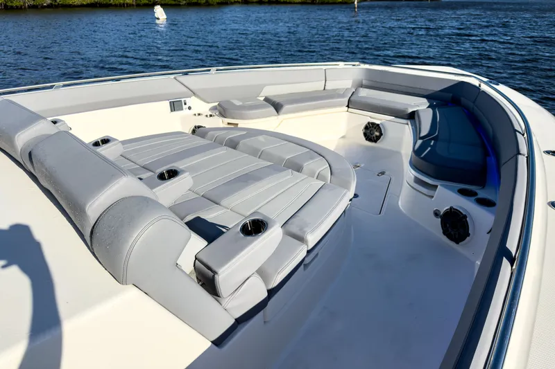 Slide: The Image of Boston Whaler 420 Outrage 2026 - 30