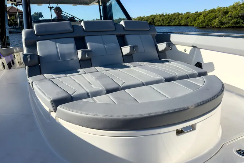 Slide: The Image of Boston Whaler 420 Outrage 2026 - 31