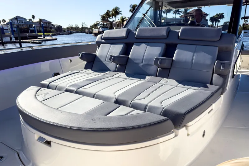 Slide: The Image of Boston Whaler 420 Outrage 2026 - 32