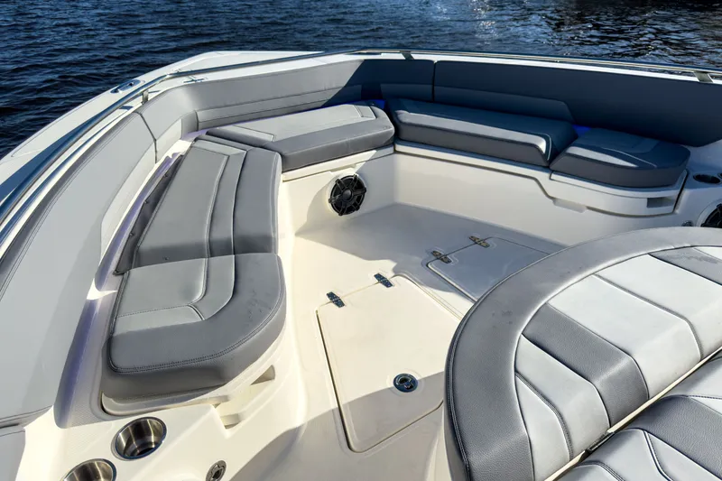 Slide: The Image of Boston Whaler 420 Outrage 2026 - 33